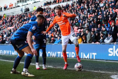 Blackpool takımından Hayden Coulson, 21 Şubat 2025 'te Bloomfield Road, Blackpool' da oynanan Blackpool - Crawley Town maçında maç yapıyor.