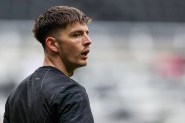 Newcastle United takımından Nick Pope, 23 Şubat 2025 'te İngiltere' nin Newcastle şehrinde oynanan St.James 's Park' ta oynanan Premier League maçı öncesinde ısınıyor.
