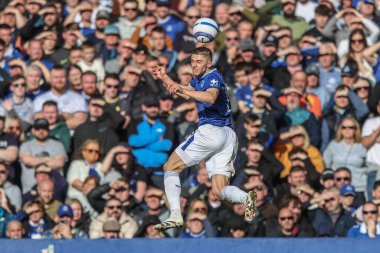 Everton 'dan Vitaliy Mykolenko, 22 Şubat 2025 tarihinde İngiltere' nin Liverpool kentinde Goodison Park 'ta oynanan Premier League maçında Everton-Manchester United maçında yüksek topu kazanmak için sıçradı.
