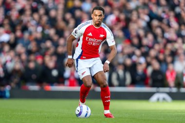Arsenal 'den Jurrien Timber, 22 Şubat 2025' te Birleşik Krallık 'ın Emirates Stadyumu' nda oynanan Premier League maçında topu fırlattı.