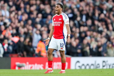 Arsenal 'den Jurrien Timber, 22 Şubat 2025' te Birleşik Krallık 'taki Emirates Stadyumu' nda oynanan Premier League karşılaşmasında tepki gösterdi.