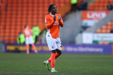 Blackpool 'dan Niall Ennis, 22 Şubat 2025' te Bloomfield Road, Blackpool, İngiltere 'de oynanan Blackpool-Crawley Town maçında yer aldığı için ev sahibi taraftarlarını alkışlıyor.