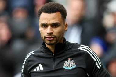 Newcastle United takımından Jacob Murphy, 23 Şubat 2025 'te İngiltere' de St. James 's Park, Newcastle' da oynanan Premier League karşılaşması öncesinde ısınıyor.