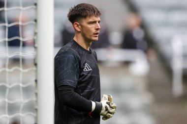 Newcastle United takımından Nick Pope, 23 Şubat 2025 'te İngiltere' nin Newcastle şehrinde oynanan St.James 's Park' ta oynanan Premier League maçı öncesinde ısınıyor.