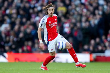 Arsenal takımından Riccardo Calafiori, 22 Şubat 2025 tarihinde Londra 'daki Emirates Stadyumu' nda oynanan Premier League maçında topu kontrol ediyor.
