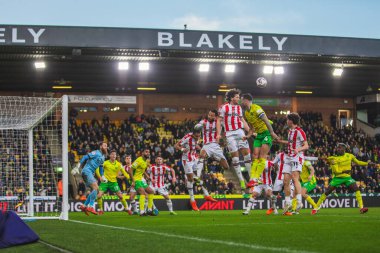 Norwich City 'den Shane Duffy ve Stoke City' den Ben Pearson, 22 Şubat 2025 'te Norwich City, Norwich City' ye karşı Stoke City 'de oynanan Sky Bet Şampiyonası maçında top düşüşüne gidiyorlar.