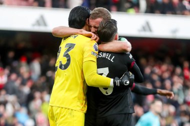 Alphonse Areola, 22 Şubat 2025 'te Birleşik Krallık' ın Emirates Stadyumu 'nda oynanan Premier League maçının ardından takım zaferini West Ham United ve Tomas Soucek ve Aaron Cresswell ile kutluyor.
