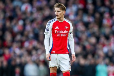 Arsenal 'den Martin Odegaard, 22 Şubat 2025' te Birleşik Krallık 'taki Emirates Stadyumu' nda oynanan Premier League maçında Arsenal ve West Ham United maçına bakıyor.