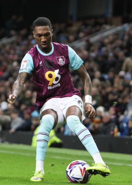 Burnley 'den Jaidon Anthony 21 Şubat 2025' te Burnley ile Sheffield arasındaki maçta öne doğru süzülüyor.