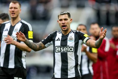Newcastle United takımının oyuncusu Bruno Guimaraes, Premier League maçı Newcastle United 'ın Nottingham Ormanı' na karşı 23 Şubat 2025 'te St. James' s Park, Newcastle, İngiltere 'de kazandığı galibiyet sonrasında taraftarlarıyla birlikte kutluyor.