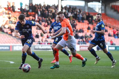 Blackpool 'dan Sonny Carey, 21 Şubat 2025' te Bloomfield Road, Blackpool 'da oynanan Blackpool-Crawley Town maçında topla ilerliyor.