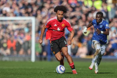 Manchester United takımından Joshua Zirkzee 22 Şubat 2025 tarihinde Goodison Park, Liverpool, İngiltere 'de oynanan Premier League maçında Manchester United' a karşı Everton maçında topa vurdu.