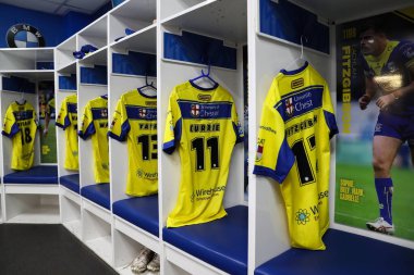 Warrington Wolves 'dan Ben Currie' nin gömleği, 21 Şubat 2025 'te Warrington, İngiltere' deki Luke Littler Stadyumu 'nda oynanan Warrington Wolves ve Catalans Dragons maçında soyunma odasında asılı.