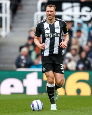 Newcastle United takımından Dan Burn, 23 Şubat 2025 'te İngiltere' nin Newcastle kentindeki St. James 's Park' ta oynanan Premier League maçı sırasında topla koşuyor.