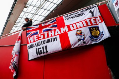 Bir West Ham United taraftarı, 22 Şubat 2025 tarihinde Birleşik Krallık 'taki Emirates Stadyumu' nda oynanan Premier League karşılaşması öncesinde bayrağını astı.
