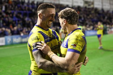 Warrington Wolves 'tan Paul Vaughan ve Warrington Wolves' tan Matty Ashton, İngiltere 'deki Luke Littler Stadyumu' nda oynanan Warrington Wolves - Catalans Dragons maçında kazandıkları galibiyeti kutlarken birbirlerini kucaklıyorlar.