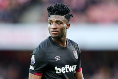 West Ham United takımından Muhammed Kudus, 22 Şubat 2025 tarihinde Birleşik Krallık 'taki Emirates Stadyumu' nda oynanan Premier League maçında Arsenal-West Ham United maçına bakıyor.