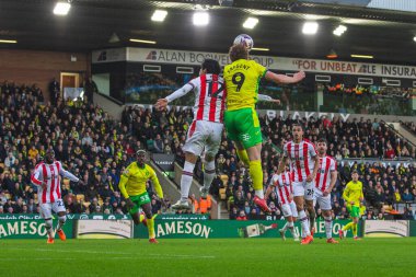 Norwich City 'den Josh Sargent, Stoke City' den Tatsuki Seko, 22 Şubat 2025 'te Norwich City, Norwich City' ye karşı Stoke City 'de oynanan Gökyüzü İddia Şampiyonası karşılaşmasında kafa kafaya mücadele ediyor.