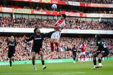 Arsenal 'den Mikel Merino 22 Şubat 2025' te Birleşik Krallık 'ın Emirates Stadyumu' nda oynanan Premier League karşılaşmasında topu sürüyor.