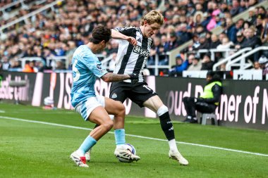 Nottingham Ormanı 'ndan Nicolas Dominguez, Premier League maçı Newcastle United ve Nottingham Ormanı maçında İngiltere' nin Newcastle şehrinde 23 Şubat 2025 'te oynanan St.James' s Park maçında Newcastle United 'dan Anthony Gordon ile top için mücadele etti.