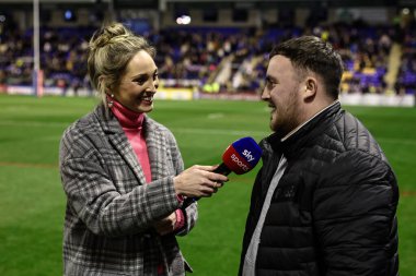 Jenna Brooks, Luke Littler ile 21 Şubat 2025 'te İngiltere, Warrington' daki Luke Littler Stadyumu 'nda oynanan Betfred Süper Lig 2. tur karşılaşmasında röportaj yaptı.