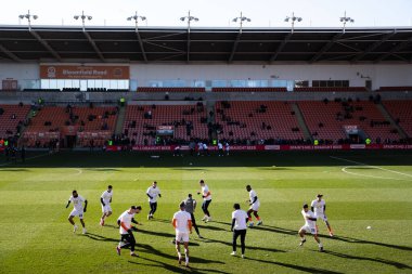 Blackpool oyuncuları maç öncesi ısınma maçında Blackpool Crawley Town 'a karşı Bloomfield Road, Blackpool, Birleşik Krallık, 22 Şubat 2025