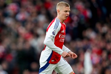 Arsenal 'den Oleksandr Zinchenko, 22 Şubat 2025 tarihinde Birleşik Krallık' taki Emirates Stadyumu 'nda oynanan Premier League maçında Batı Ham United' a karşı Arsenal maçında savaşıyor.