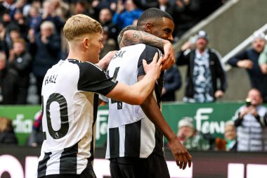 Newcastle United takımından Alexander Isak, Premier League maçı Newcastle United - Nottingham Forest maçında 23 Şubat 2025 'te St. James' s Park, Newcastle, İngiltere 'de oynanan karşılaşmada takım arkadaşlarıyla golünü 3-1 atarak kutluyor.