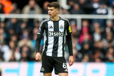 Newcastle United takımından Lewis Miley, Premier Lig maçı sırasında St.James 's Park, Newcastle, İngiltere' de oynanan Newcastle United - Nottingham Forest maçına bakıyor.