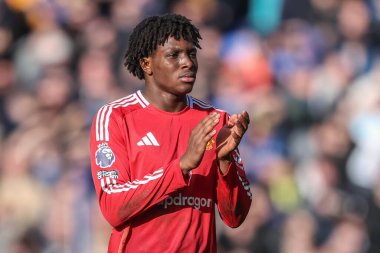 Manchester United takımından Patrick Dorgu, 22 Şubat 2025 tarihinde Goodison Park, Liverpool 'da oynanan Premier League maçında taraftarları alkışlıyor.