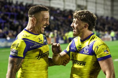 Warrington Wolves 'tan Paul Vaughan ve Warrington Wolves' tan Matty Ashton, İngiltere 'deki Luke Littler Stadyumu' nda oynanan Warrington Wolves - Catalans Dragons maçında kazandıkları galibiyeti kutlarken birbirlerini kucaklıyorlar.