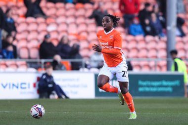Blackpool 'dan Niall Ennis, 21 Şubat 2025' te Bloomfield Road, Blackpool, Birleşik Krallık 'ta oynanan Blackpool-Crawley Town maçında topu aldı.
