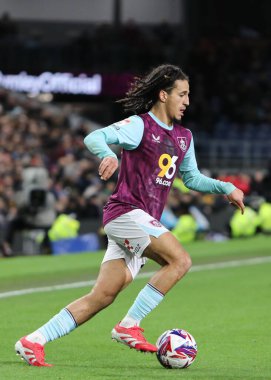 Burnley 'den Hannibal Mejbri 21 Şubat 2025' te Burnley ile Sheffield arasında oynanan Gökyüzü İddia Şampiyonası maçında öne doğru süzülüyor.