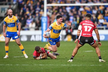 Leeds Rhinos takımından James Bentley, Salford Red Devils - Leeds Rhinos maçında Salford Red Devils - Salford Community Stadyumu, Eccles, Birleşik Krallık, 22 Şubat 2025 'te oynanan Betfred Süper Lig karşılaşmasında Chris Atkin ile karşılaştı.