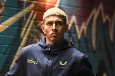 Burnley 'den Jeremy Sarmiento 21 Şubat 2025' te Burnley 'nin Sheffield' e karşı oynadığı Turf Moor, Burnley 'deki Gökyüzü İddia Şampiyonası maçından önce toprağa gömüldü.