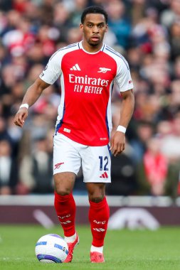 Arsenal 'den Jurrien Timber, 22 Şubat 2025 tarihinde Londra' daki Emirates Stadyumu 'nda oynanan Premier League maçında topla koşar.