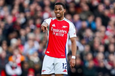 Arsenal 'den Jurrien Timber, 22 Şubat 2025' te Birleşik Krallık 'taki Emirates Stadyumu' nda oynanan Premier League maçında takıma talimat verdi.