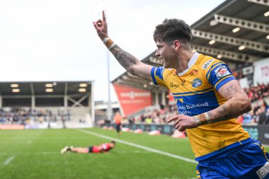 Leeds Rhinos takımından Riley Lumb, Salford Community Stadyumu, Eccles, Birleşik Krallık 'ta oynanan 2. Salford Red Devils - Leeds Rhinos maçında denemesini kutluyor.