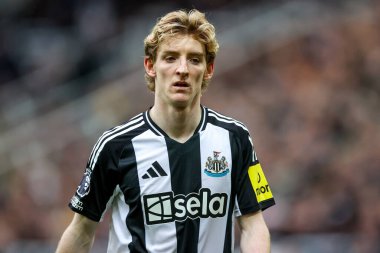 Newcastle United takımından Anthony Gordon, İngiltere 'nin Newcastle şehrindeki St. James' s Park 'ta oynanan Premier League karşılaşmasında Newcastle United ile Nottingham Forest maçını izliyor.