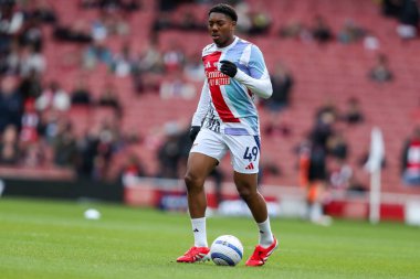 Arsenal 'den Myles Lewis-Skelly, 22 Şubat 2025' te Birleşik Krallık 'taki Emirates Stadyumu' nda oynanan Premier League maçından önce ısınıyor.