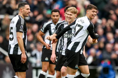 Newcastle United takımından Lewis Miley, Premier League maçı Newcastle United - Nottingham Forest maçında 23 Şubat 2025 'te St. James' s Park, Newcastle, İngiltere 'de oynanan karşılaşmada takım arkadaşlarıyla yaptığı maçı 1-1 kazanarak kutluyor.