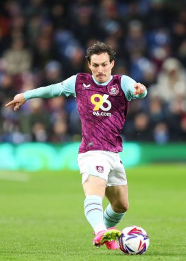 Burnley 'den Connor Roberts 21 Şubat 2025' te Burnley 'nin Sheffield' a karşı oynadığı Turf Moor, Burnley, İngiltere 'deki Gökyüzü İddia Şampiyonası maçında topu çaprazlıyor.