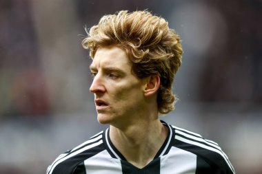 Newcastle United takımından Anthony Gordon, İngiltere 'nin Newcastle şehrindeki St. James' s Park 'ta oynanan Premier League karşılaşmasında Newcastle United ile Nottingham Forest maçını izliyor.