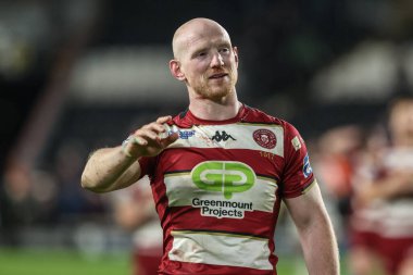 Wigan Warriors takımından Liam Farrell, 21 Şubat 2025 'te MKM Stadyumu, Hull, İngiltere' de oynanan Betfred Süper Lig 2. tur karşılaşmasında taraftarlarıyla birlikte kutluyor.