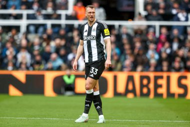 Newcastle United takımından Dan Burn, İngiltere 'nin Newcastle kentindeki St. James' s Park 'ta oynanan Premier League karşılaşmasında Newcastle United ile Nottingham Forest maçını izliyor.