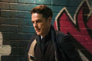 Burnley 'nin Scott Parker teknik direktörü, Burnley' nin Sheffield 'e karşı oynadığı 21 Şubat 2025 tarihli Gökyüzü İddia Şampiyonası maçından önce toprağa gömüldü.