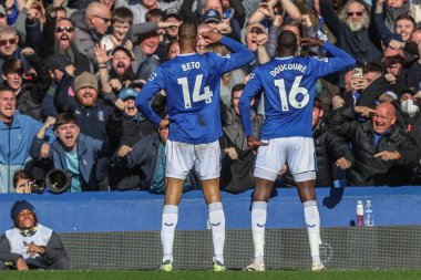 Everton 'dan Abdoulaye Doucour, 22 Şubat 2025 tarihinde İngiltere' nin Liverpool kentinde Goodison Park 'ta oynanan Premier League maçında Everton-Manchester United maçında 2-0 kazanma hedefini kutluyor.