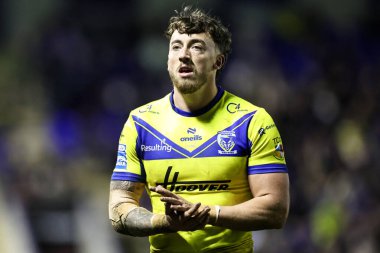 Warrington Wolves 'tan Matty Ashton, 21 Şubat 2025' te İngiltere 'nin Warrington kentindeki Luke Littler Stadyumu' nda oynanan Warrington Wolves - Catalans Dragons maçında taraftarları alkışlıyor.