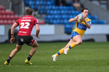 Leeds Rhinos takımından Brodie Croft, 22 Şubat 2025 'te İngiltere' de oynanan Betfred Süper Lig karşılaşmasında Salford Red Devils, Leeds Gergedan 'a karşı Salford Community Stadyumu' nda bir ara verdi.