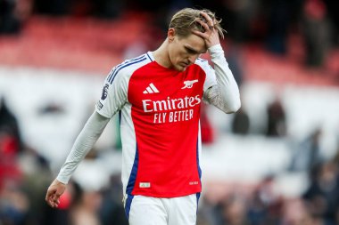 Arsenal 'den Martin Odegaard, 22 Şubat 2025' te Birleşik Krallık 'ın Emirates Stadyumu' nda oynanan Premier League karşılaşması Arsenal - West Ham United maçının yenilgisi üzerine üzgün görünüyor.